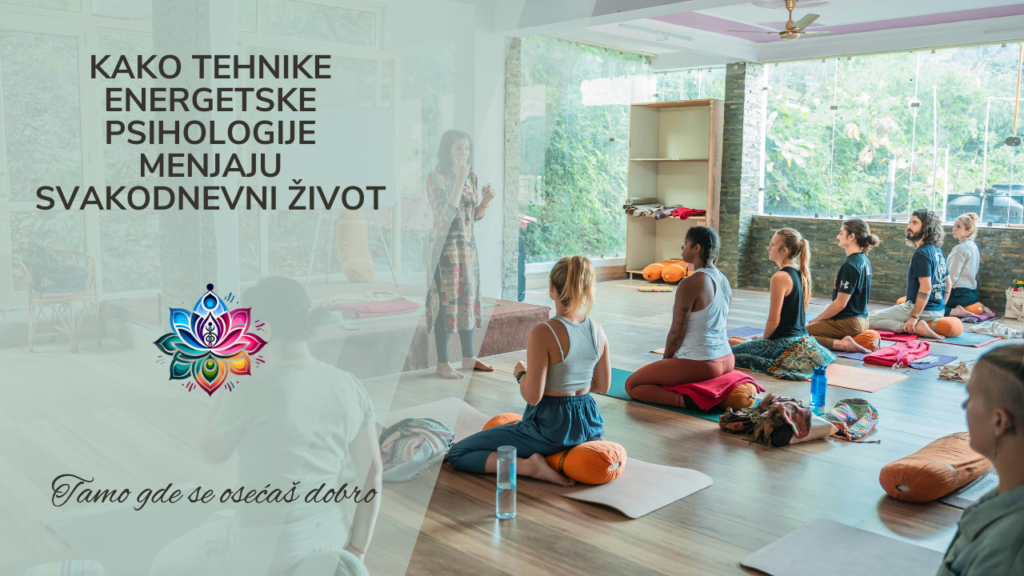 ljudi koji sede na joga prostirkama